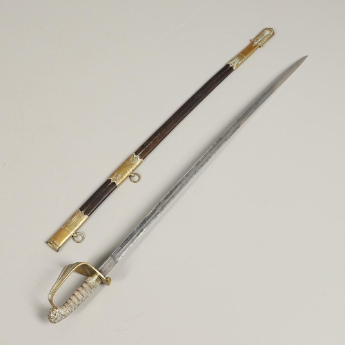 90 - A FIRST WORLD WAR NAVAL OFFICERS SWORD AND SCABBARD. With a 79cm pointed and sharpened blade decorat... 