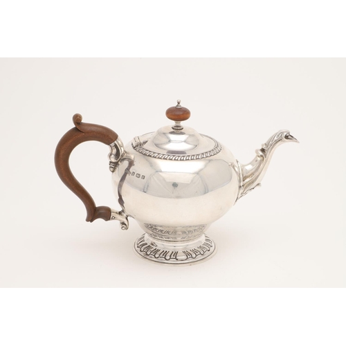 107 - A WORLD WAR II PERIOD SILVER TEA POT. of inverted baluster form, with a gadrooned border, a scroll h... 