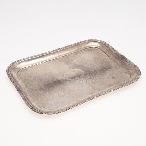 122 - AN EDWARDIAN SILVER DRESSING TABLE TRAY. shaped rectangular outline, with a spot-hammered centre and... 