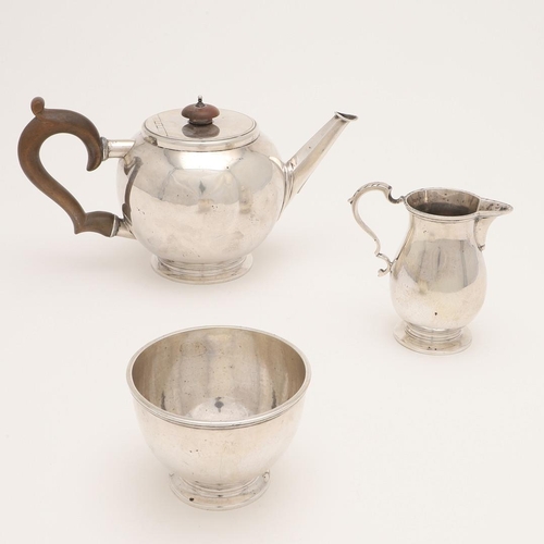 124 - AN EARLY 20TH CENTURY THREE-PIECE SILVER TEA SET. the teapot of 'bullet' form, with a sparrow-beak m... 