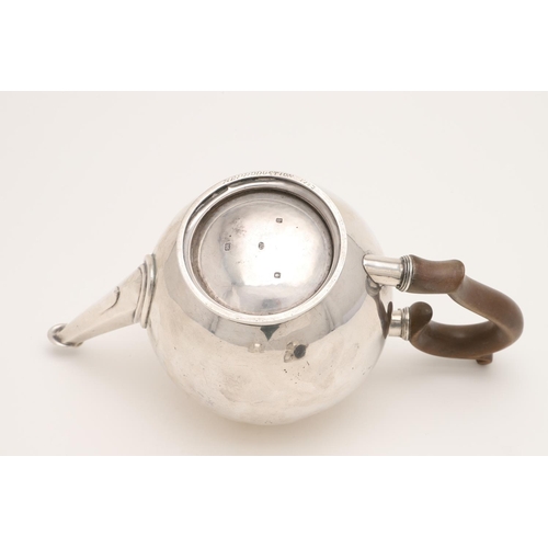 124 - AN EARLY 20TH CENTURY THREE-PIECE SILVER TEA SET. the teapot of 'bullet' form, with a sparrow-beak m... 