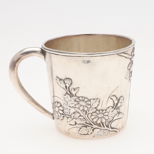 128 - A LATE 19TH/ EARLY 20TH CENTURY JAPANESE SILVER MUG. tapering circular form, with a 'C'-scroll handl... 