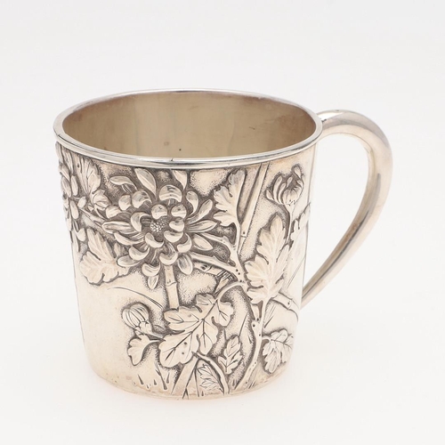 128 - A LATE 19TH/ EARLY 20TH CENTURY JAPANESE SILVER MUG. tapering circular form, with a 'C'-scroll handl... 