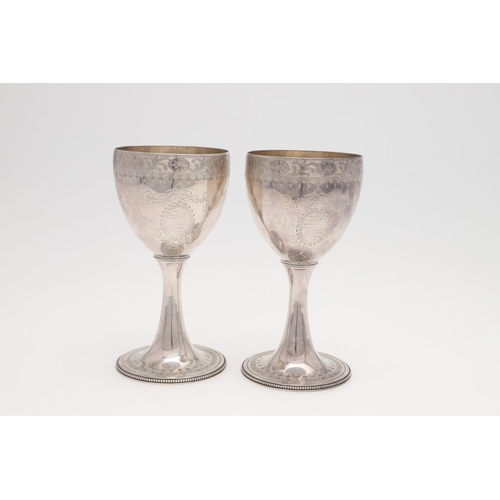 174 - A GEORGE III SILVER WINE JUG & TWO MATCHING GOBLETS, BY HESTER BATEMAN. baluster form, with an urn f... 