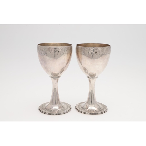 174 - A GEORGE III SILVER WINE JUG & TWO MATCHING GOBLETS, BY HESTER BATEMAN. baluster form, with an urn f... 