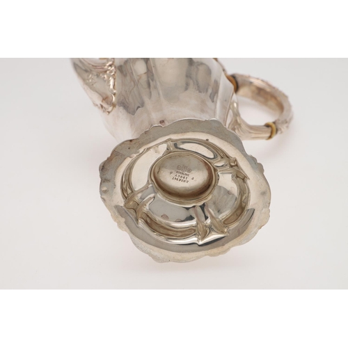 181 - A LATE 19TH/ EARLY 20TH CENTURY NORTH AMERICAN SILVER COFFEE POT. vase-shaped and decorated in the r... 