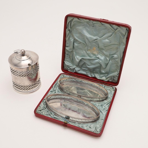 189 - A VICTORIAN CASED PAIR OF NAVETTE-SHAPED SILVER DISHES OR TRAYS. with pierced  galleries and bead bo... 