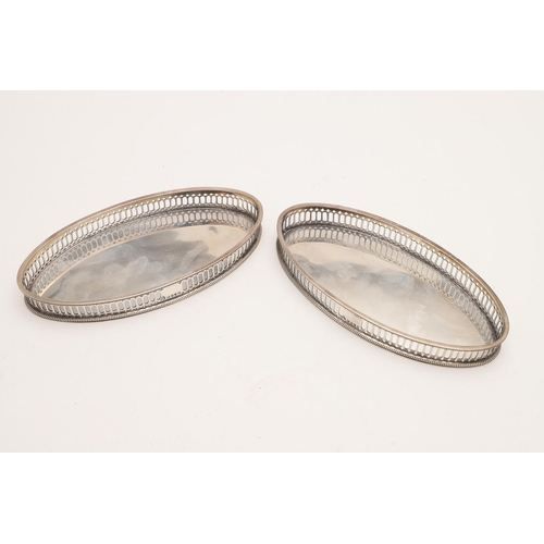 189 - A VICTORIAN CASED PAIR OF NAVETTE-SHAPED SILVER DISHES OR TRAYS. with pierced  galleries and bead bo... 