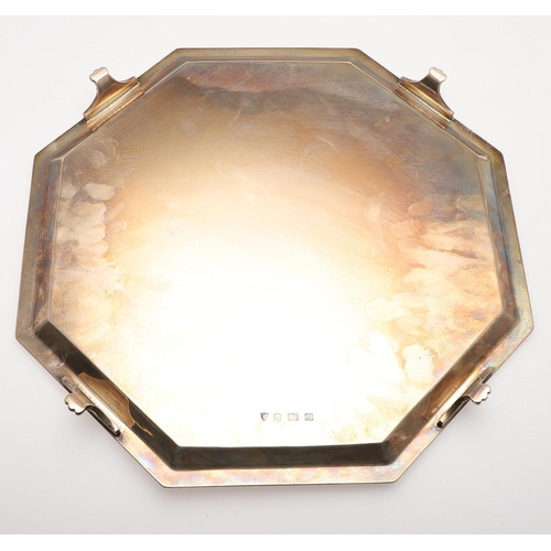 190 - AN EARLY 20TH CENTURY SILVER SALVER. of octagonal outline, with a moulded border, engraved in the ce... 