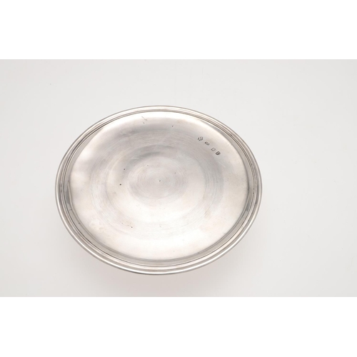 196 - A GEORGE I SILVER TAZZA. circular form, with a plain moulded border, by Hugh Arnett & Edward Pocock,... 