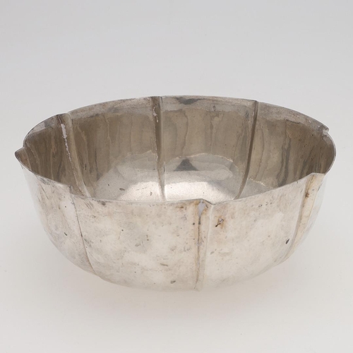 214 - AN EARLY 20TH CENTURY AUSTRIAN SILVER BOWL. shaped circular outline, with a spot hammered finish and... 