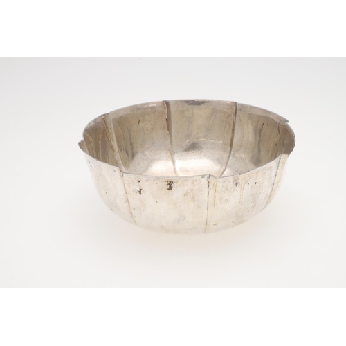 214 - AN EARLY 20TH CENTURY AUSTRIAN SILVER BOWL. shaped circular outline, with a spot hammered finish and... 