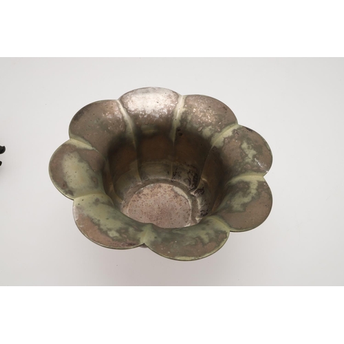 215 - A LATE 19TH/ EARLY 20TH CENTURY CHINESE SILVER ROSE BOWL. of octofoil outline, the body decorated in... 