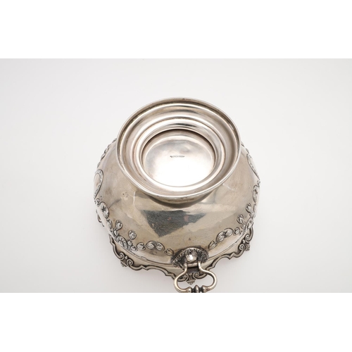 231 - AN EDWARDIAN SILVER ROSE BOWL. shaped circular outline, with a moulded border, twin lion mask ring h... 