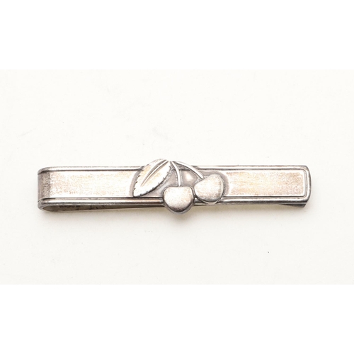 242 - A 20TH CENTURY CASED DANISH SILVER TIE CLIP, BY GEORG JENSEN. with a reeded border, cherries on the ... 