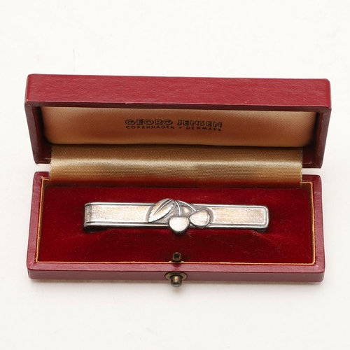 242 - A 20TH CENTURY CASED DANISH SILVER TIE CLIP, BY GEORG JENSEN. with a reeded border, cherries on the ... 