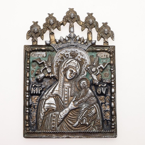 302 - A LATE 19TH/ EARLY 20TH CENTURY SILVERGILT TRAVELLING ICON. decorated in relief with the Virgin & Ch... 