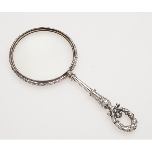 308 - A LATE 19TH/ EARLY 20TH CENTURY FRENCH SILVER MOUNTED MAGNIFYING GLASS. with a laurel leaf border an... 