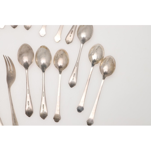 67 - MIXED SILVER FLATWARE. 6 teaspoons, a dessert fork, a modern small ladle, a berry table spoon, 6 pas... 