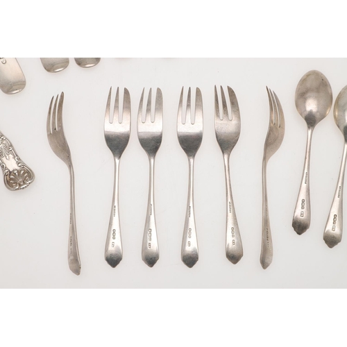 67 - MIXED SILVER FLATWARE. 6 teaspoons, a dessert fork, a modern small ladle, a berry table spoon, 6 pas... 