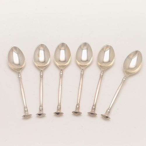 7 - A SET OF SIX ELIZABETH II SILVER TEA/ COFFEE SPOONS. in a decorative pattern, with acanthus leaves t... 