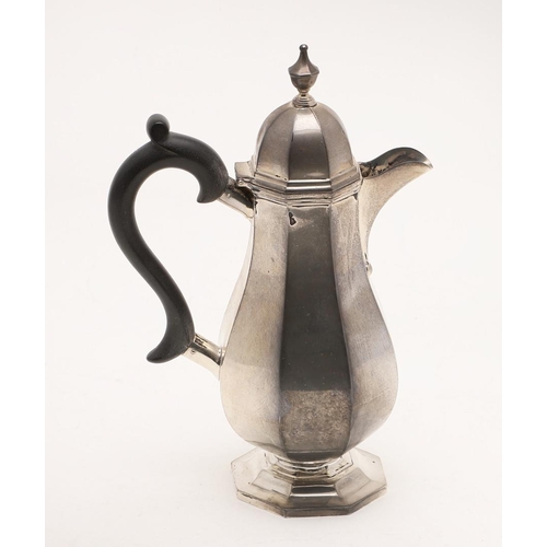 86 - A GEORGE V SILVER HOT WATER JUG. of octagonal form, with a scroll handle and an urn finial, by Sibra... 