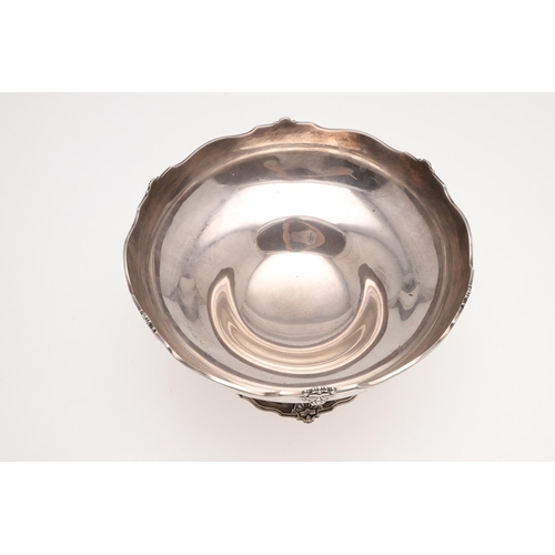 91 - AN EARLY 20TH CENTURY SILVER FRUIT DISH. shaped circular outline, the borders with shell motifs and ... 