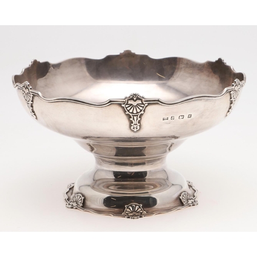 91 - AN EARLY 20TH CENTURY SILVER FRUIT DISH. shaped circular outline, the borders with shell motifs and ... 