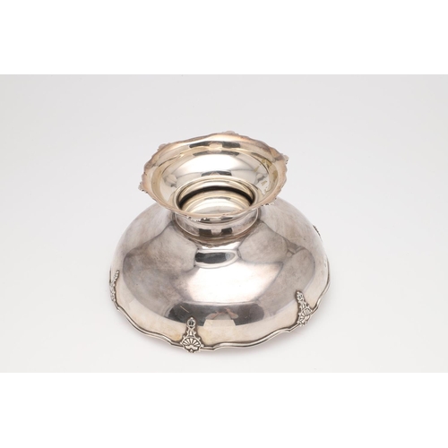 91 - AN EARLY 20TH CENTURY SILVER FRUIT DISH. shaped circular outline, the borders with shell motifs and ... 