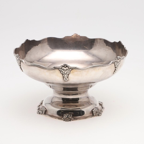 91 - AN EARLY 20TH CENTURY SILVER FRUIT DISH. shaped circular outline, the borders with shell motifs and ... 