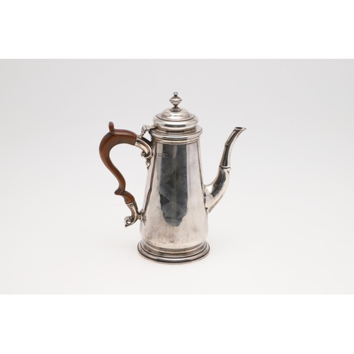 92 - AN EDWARDIAN TAPERING SILVER COFFEE POT. with a wooden scroll handle and the domed cover with a knop... 