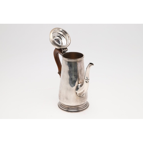 92 - AN EDWARDIAN TAPERING SILVER COFFEE POT. with a wooden scroll handle and the domed cover with a knop... 