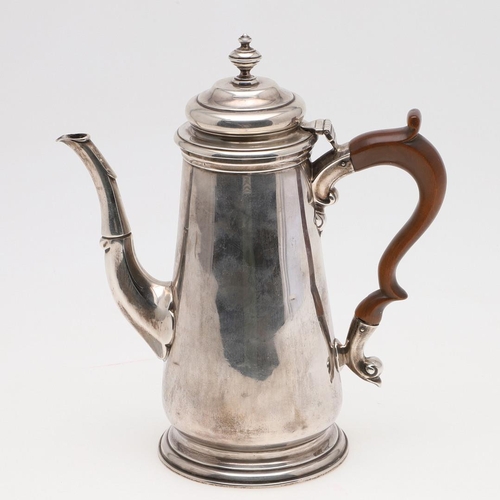 92 - AN EDWARDIAN TAPERING SILVER COFFEE POT. with a wooden scroll handle and the domed cover with a knop... 