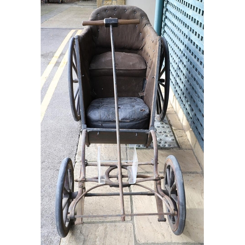 1199 - A VICTORIAN PONY DRAWN TUB CART OR BATH CHAIR. with sprung button back two-tier seat, front suspensi... 