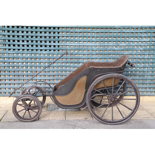 1199 - A VICTORIAN PONY DRAWN TUB CART OR BATH CHAIR. with sprung button back two-tier seat, front suspensi... 