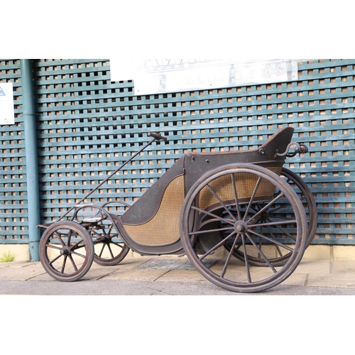 1199 - A VICTORIAN PONY DRAWN TUB CART OR BATH CHAIR. with sprung button back two-tier seat, front suspensi... 