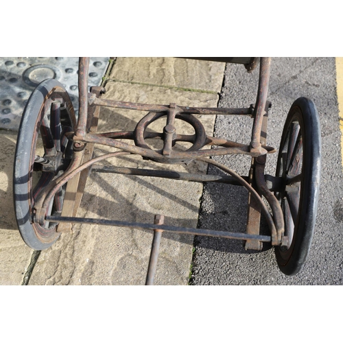 1199 - A VICTORIAN PONY DRAWN TUB CART OR BATH CHAIR. with sprung button back two-tier seat, front suspensi... 