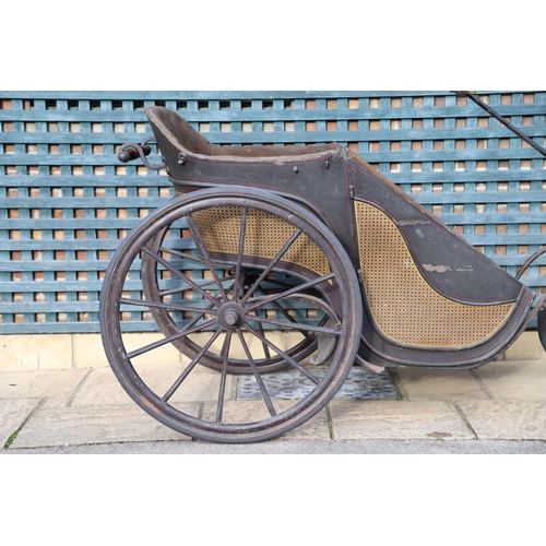 1199 - A VICTORIAN PONY DRAWN TUB CART OR BATH CHAIR. with sprung button back two-tier seat, front suspensi... 