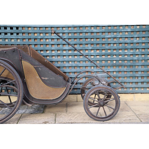 1199 - A VICTORIAN PONY DRAWN TUB CART OR BATH CHAIR. with sprung button back two-tier seat, front suspensi... 