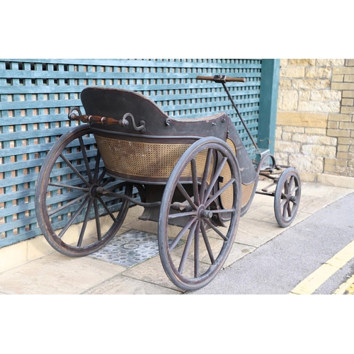 1199 - A VICTORIAN PONY DRAWN TUB CART OR BATH CHAIR. with sprung button back two-tier seat, front suspensi... 