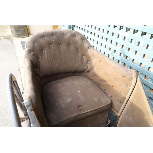 1199 - A VICTORIAN PONY DRAWN TUB CART OR BATH CHAIR. with sprung button back two-tier seat, front suspensi... 