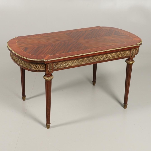 1226 - A 20TH CENTURY FRENCH KINGWOOD COFFEE TABLE. the oval ended top with quarter veneer and crossbanding... 