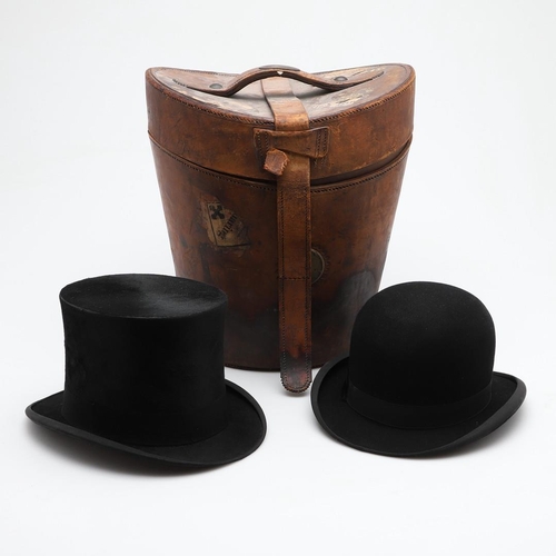 525 - VINTAGE LEATHER HAT BOX, TOP HAT & BOWLER HAT. A large vintage leather double hat box, with a black ... 