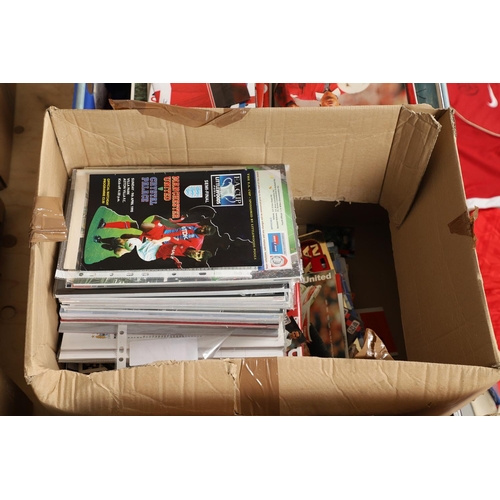 533 - MANCHESTER UTD - LARGE & EXTENSIVE FOOTBALL PROGRAMME COLLECTION. A large and impressive collection ... 