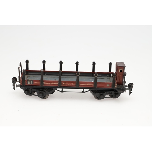 534 - GEBRUDER MARKLIN & CIE - TIN PLATE LOCOMOTIVE & ROLLING STOCK. Circa 1930-1954, comprising a 910 0-4... 