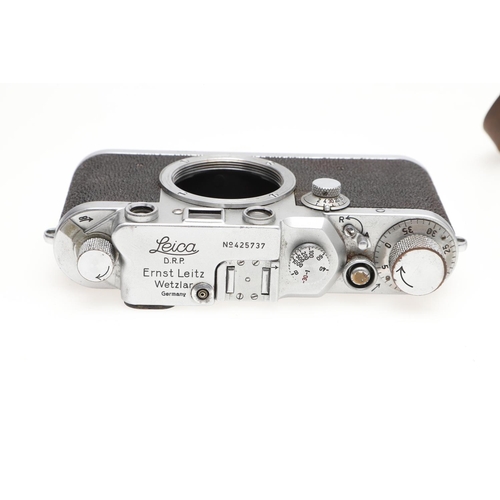 557 - A LEICA IIIC RANGEFINDER CAMERA, LENSES & ACCESSORIES. Including a Leica IIIc rangefinder camera, se... 