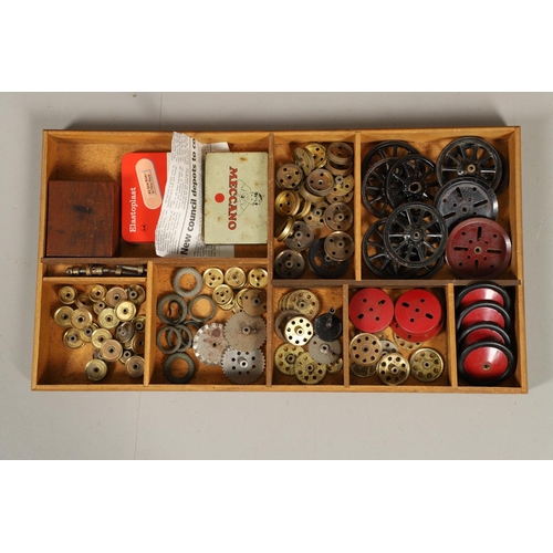 558 - MECCANO - LARGE VINTAGE BOXED CONSTRUCTION SET 'NO 7'. A large oak case with a large qty of accessor... 