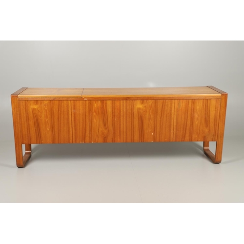 579 - UNIFLEX MID CENTURY DINING SUITE - GUNTHER HOFFSTEAD. Designed by Gunther Hoffstead for Uniflex, inc... 