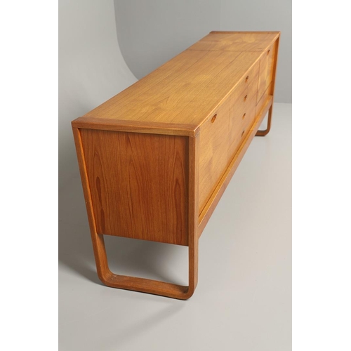 579 - UNIFLEX MID CENTURY DINING SUITE - GUNTHER HOFFSTEAD. Designed by Gunther Hoffstead for Uniflex, inc... 