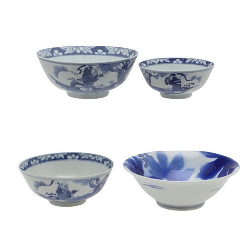 770 - LATE 19THC CHINESE BLUE & WHITE BOWLS. Three similar late 19thc bowls of differing sizes, each paint... 